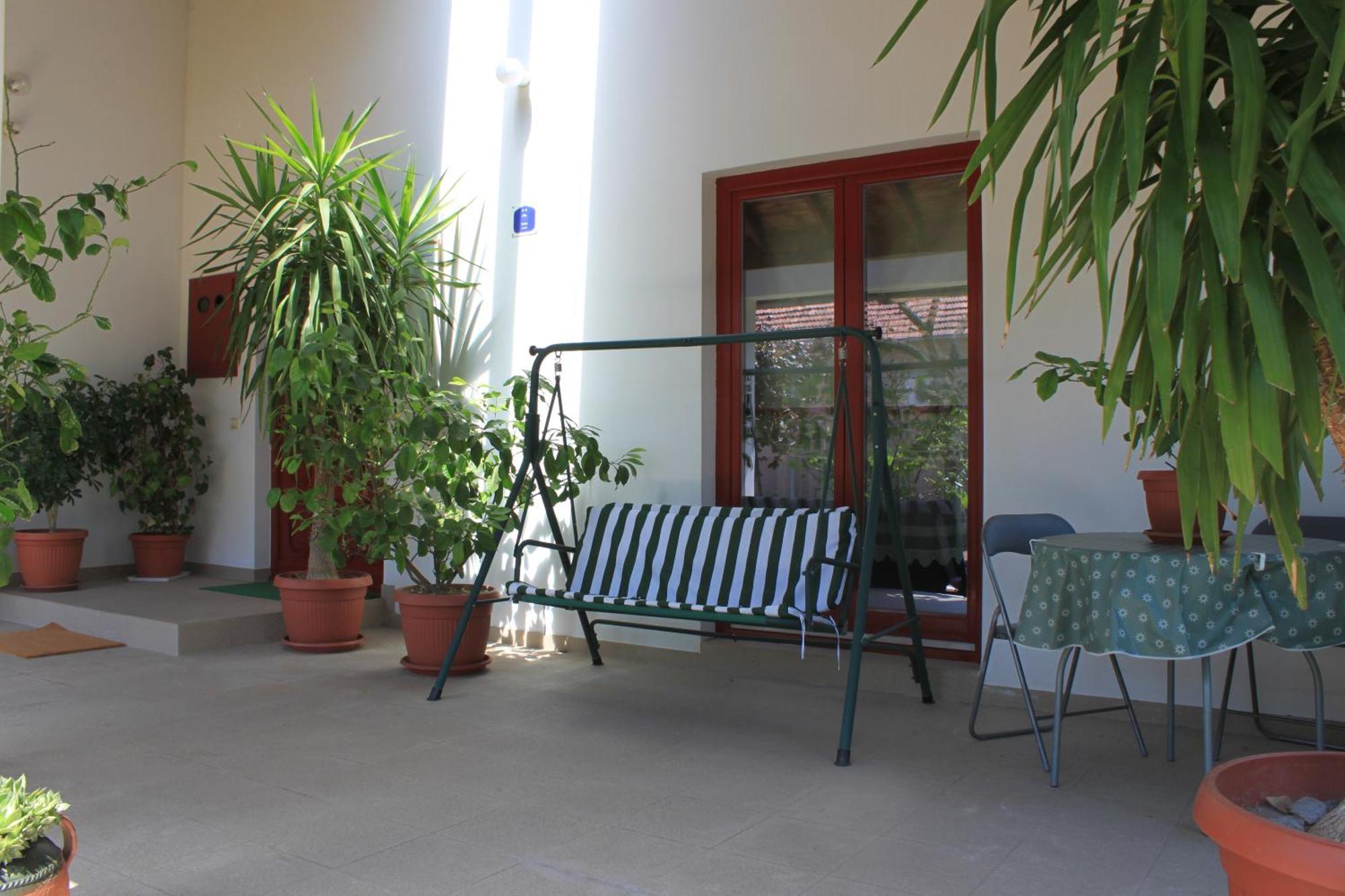 Boulevard Garden House - Free And Save Parking In The Locked Yard Cuprija Room photo